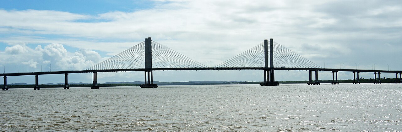 Ponte João Alves sobre o rio em Aracaju, sob céu azul