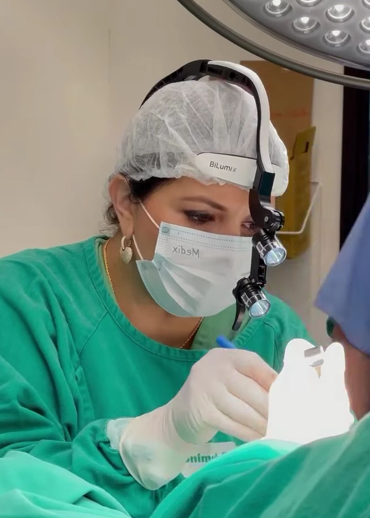 Dra. Fabiana Muniz, médica mastologista e cirurgiã da mama