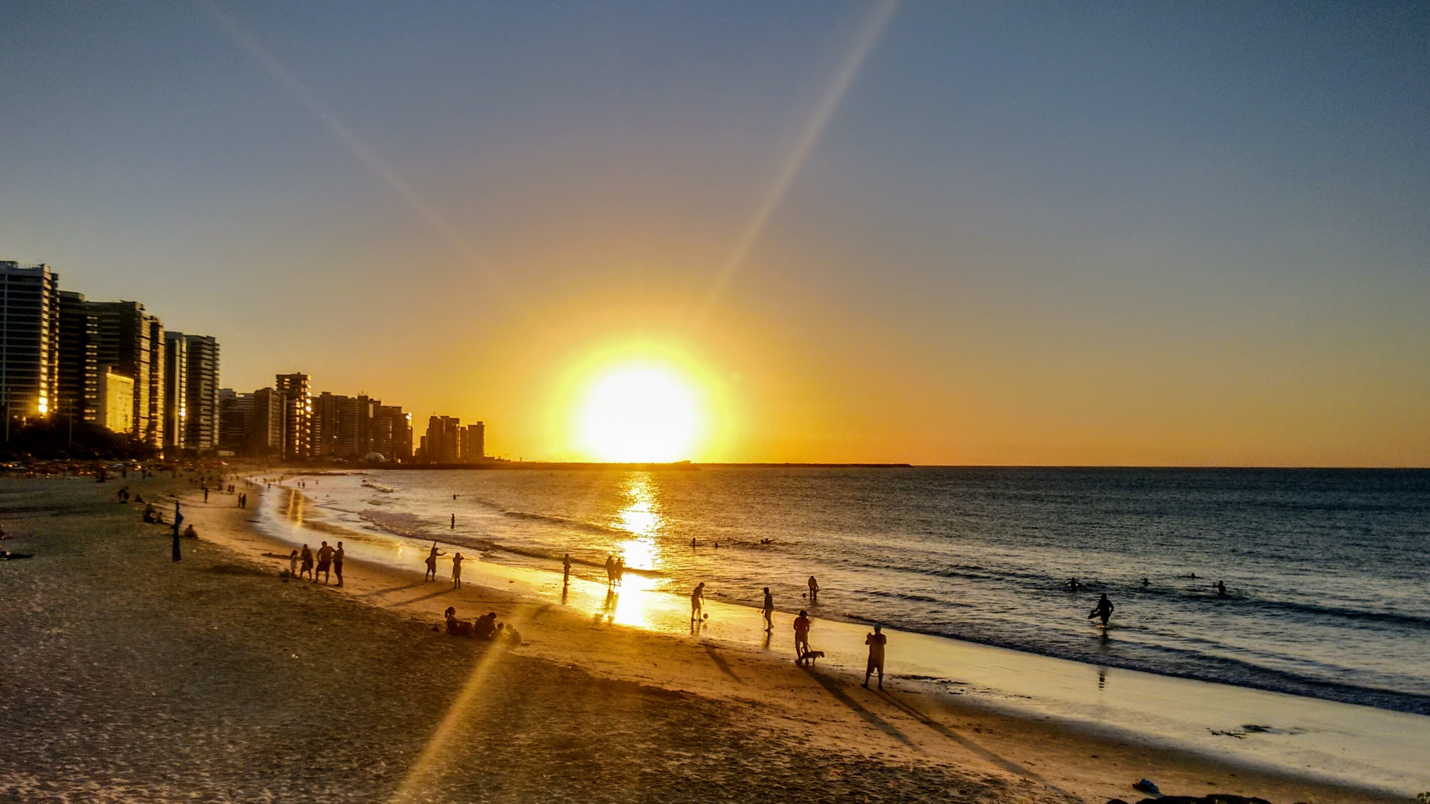 Pôr do sol na Praia de Iracema, em Fortaleza, Ceará