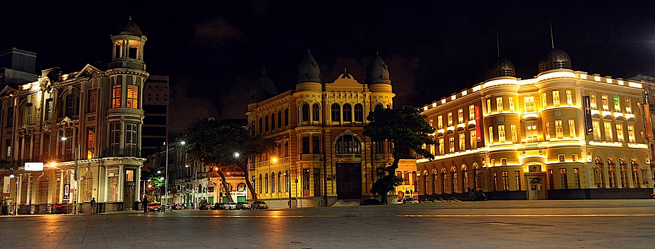Casario histórico iluminado no Marco Zero do Recife à noite