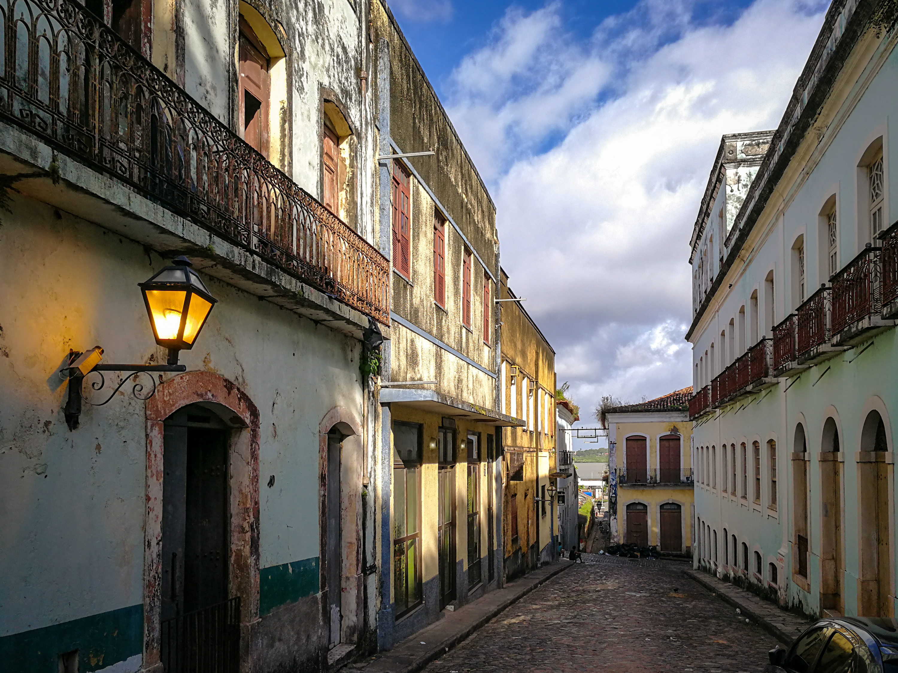 Rua e casarões do centro histórico de São Luís, Maranhão